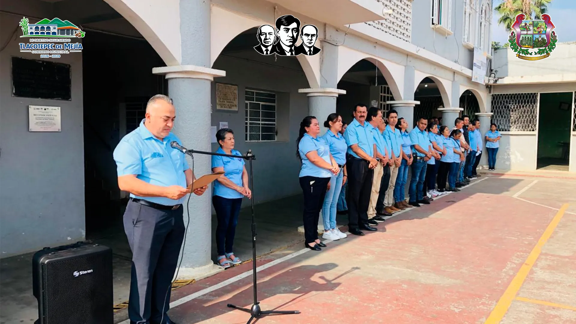 Honores a la bandera por la escuela Martín Cortina Carvajal